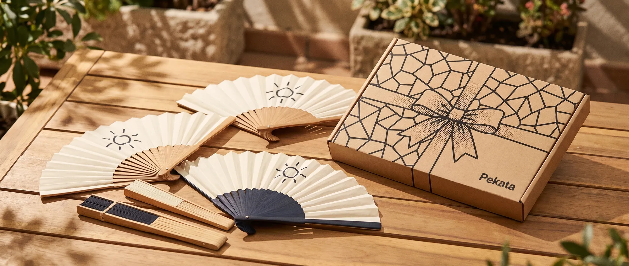 Abanicos dobráveis de bambu e paipáis de cartão personalizados com o logotipo de uma empresa