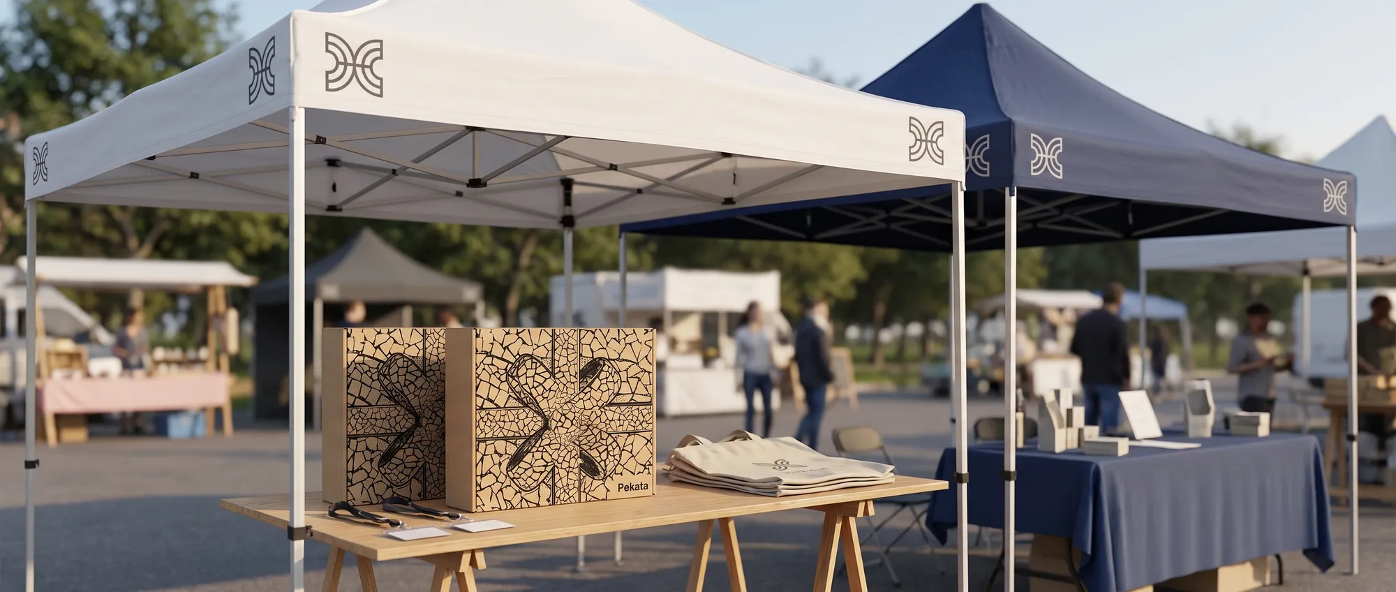 Tenda dobrável de 3x3 metros com o teto e a aba impressos com o logotipo de uma empresa numa feira ao ar livre