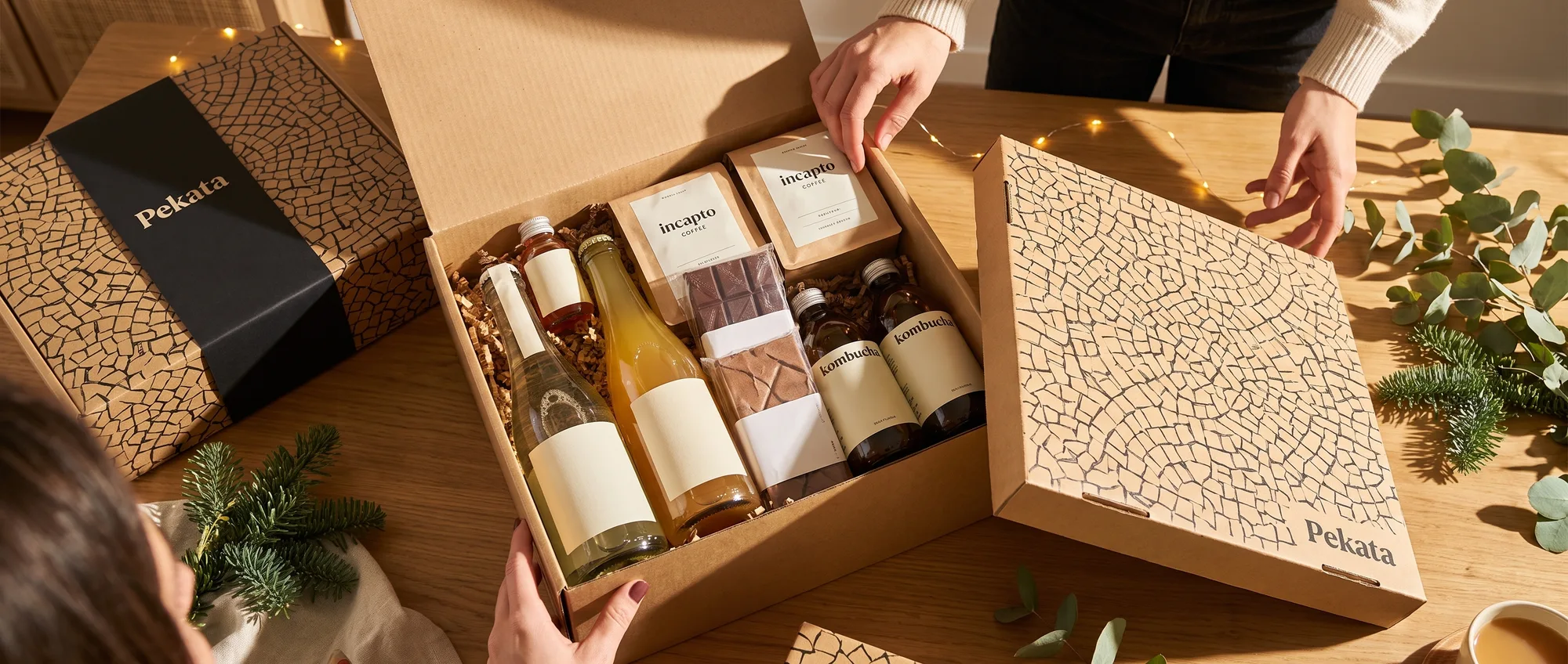 Caixa de cabaz de Natal Pekata sem álcool com café de especialidade, kombucha e espumantes sem álcool